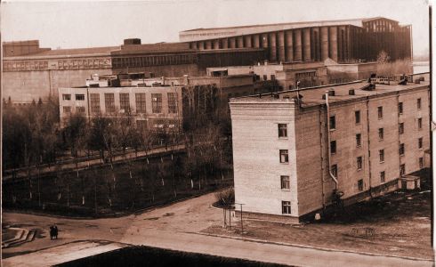 11.На втором плане здание аэродинамичских труб Т-101 и Т-104